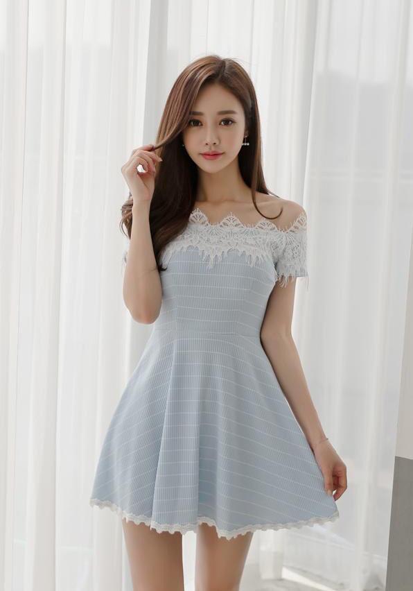 美女一字领短裙装扮，凸显高挑身姿，展露出让人羡慕的“筷子腿”