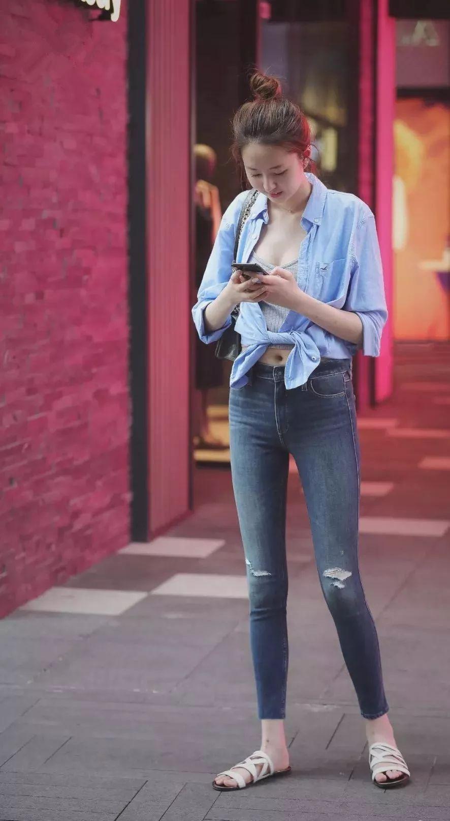 街拍：丸子头女生才是真正的魔鬼身材，还有谁！