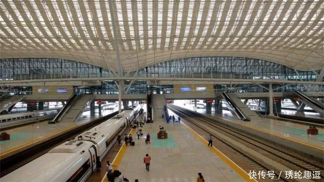 全国唯一火车站没有统一的大城, 本地人精通, 游客们都迷路了