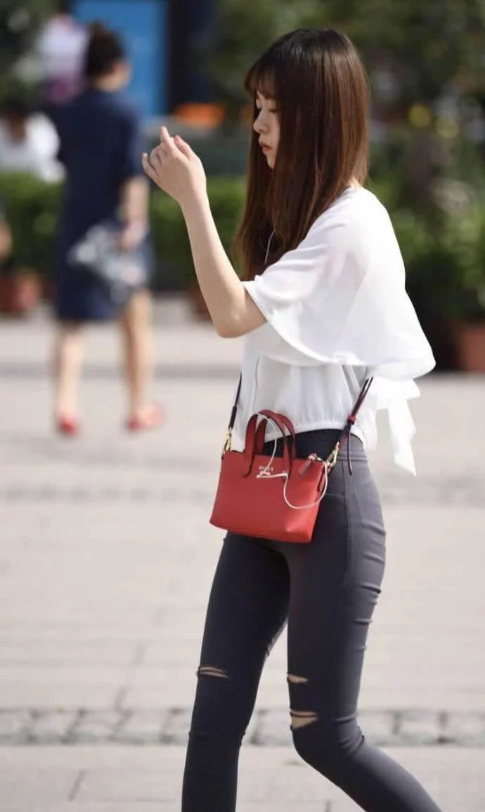 身材娇小的小女人，紧身裤勾勒完美小身材，小鸟依人的女孩子最有