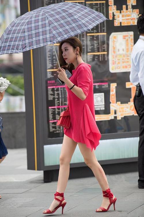 街拍，靓丽小姐姐穿长裙和高跟鞋相得益彰，美得令人移不开眼