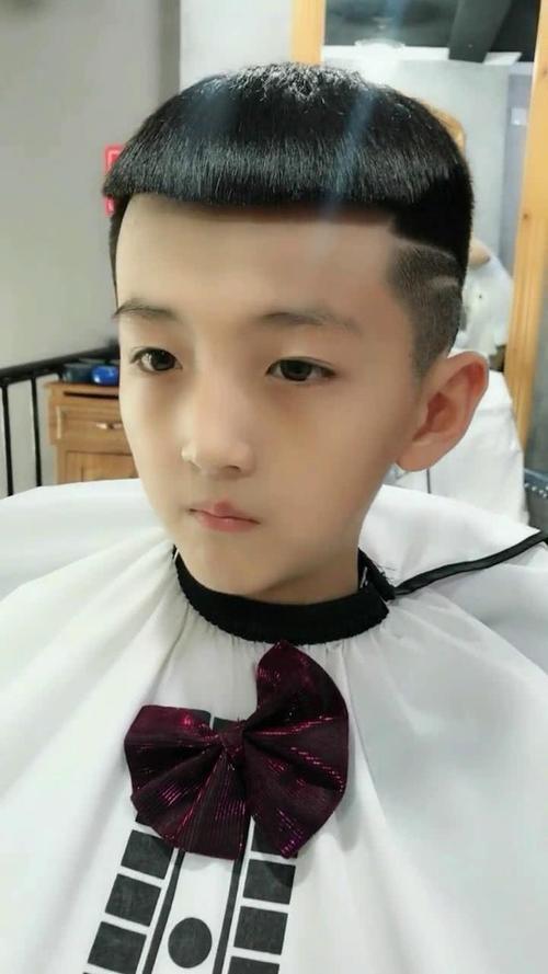 五官精致的小男孩去理发店剪短发，美女理发师给他换了一个成熟发