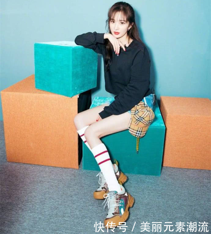 杨幂短裤也太短了,难怪要再穿一条蓬松裙,可这