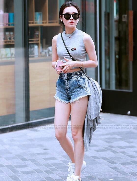 街拍：小姐姐的美浮现在眼前，让人忍不住多看一眼！