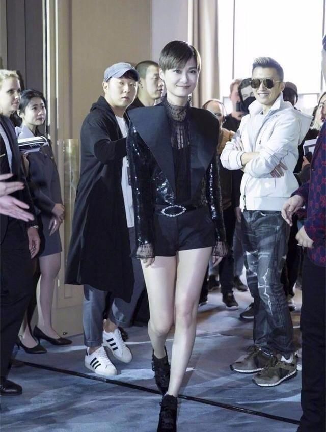 李宇春这样的腿也算粗?那只有杨幂的腿才是细腿了!