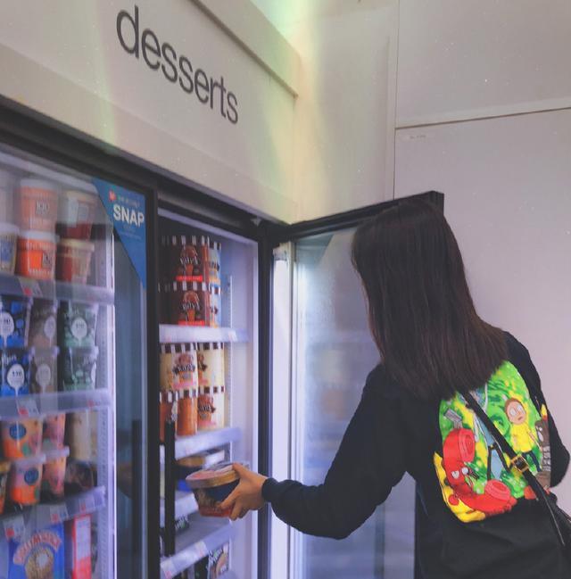 王艺穿香芋色吊带裙，性感仿佛落日女神，网友：被你美哭了！