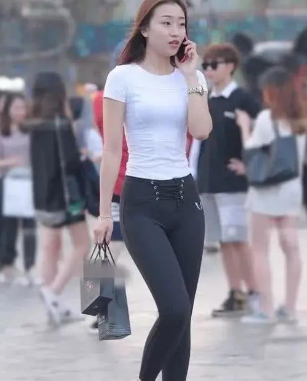  美女|街拍：环肥燕瘦的美女，一件白色短袖配黑色紧身裤，青春活力气质