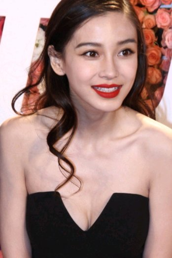 baby美艳红唇，黑色抹胸秀事业线，性感迷人!