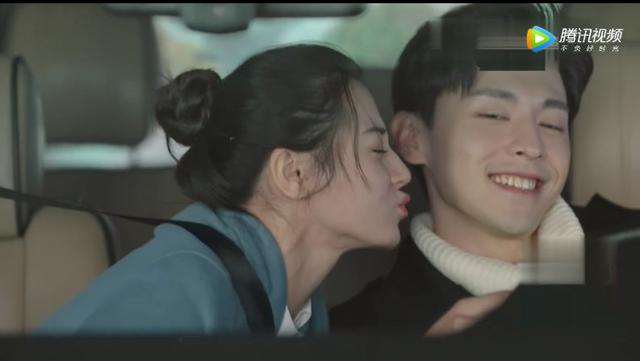 热巴邓伦"电梯吻"花絮曝光 两人对视羞笑网友大呼甜蜜