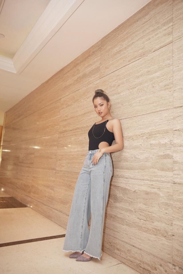 王菊胆子真肥，穿件内衣也敢敞开外套，网友：全被看到了！