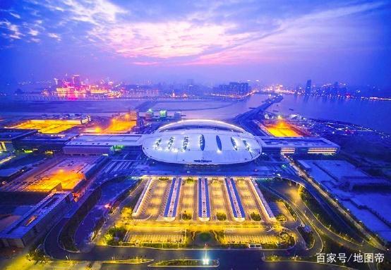 港澳开车靠左，内地开车靠右，在港珠澳大桥开车靠哪边