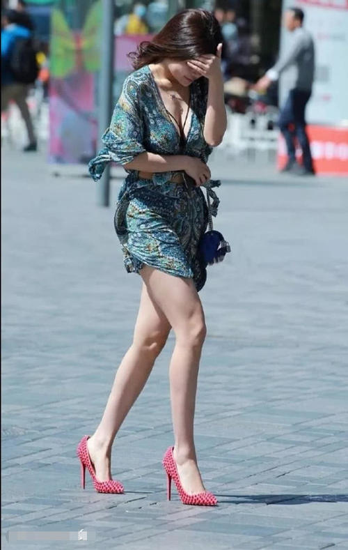 小姐姐深V上衣展露白皙的曲线,千娇百媚的姿态美到没朋友