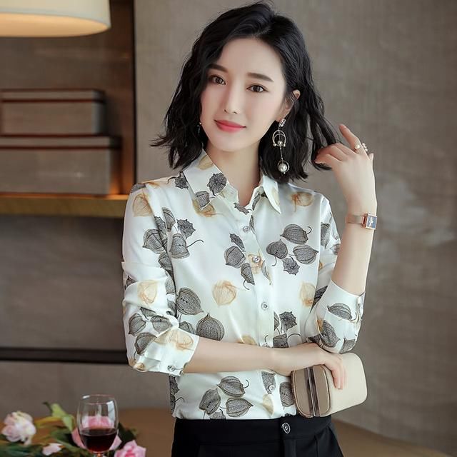 中秋聚会别穿太随意,婆婆穿这种秋衫,遮肉显瘦有气质,家人都夸