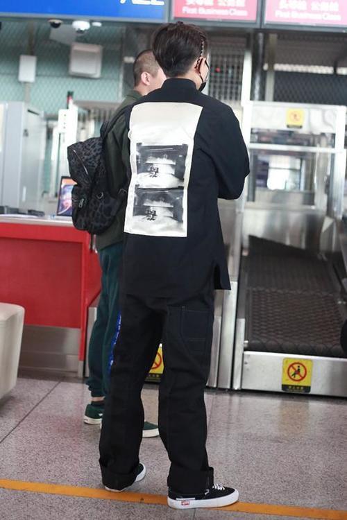 26岁张一山气质很社会！一身黑衣装扮现身，老奶奶式发箍亮眼十足