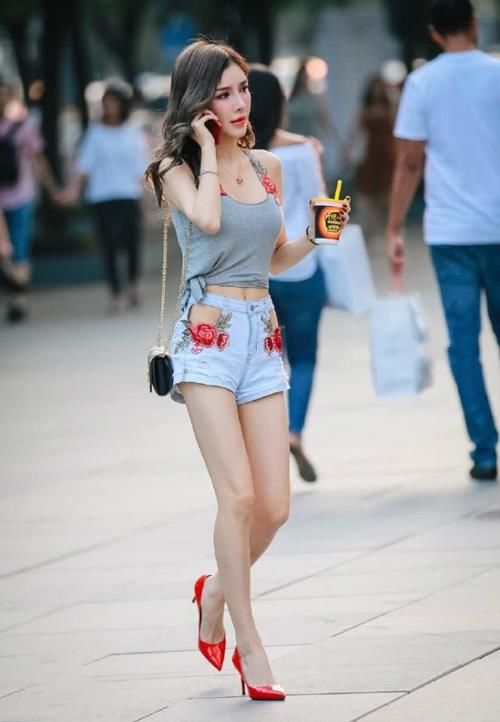  『破洞』灰色小背心打个结配破洞超短裙 让你的美秒变行走的风景