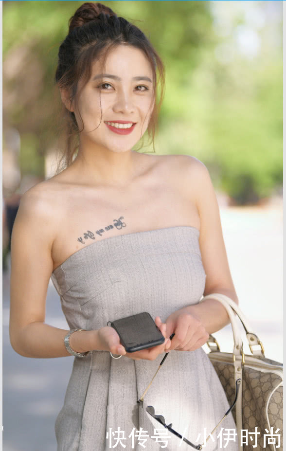 性感小姐姐抹胸装尽显丰满胸部，线条娇美圆润的背影，让人眼前一