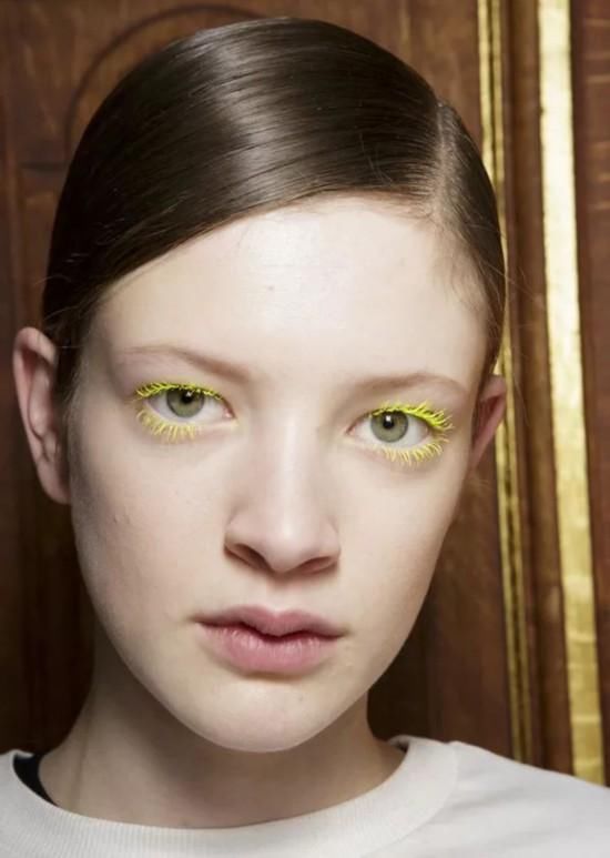 蕾哈娜KarlieKloss喜提彩色睫毛，要不你也来一个？