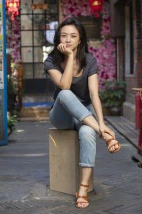 汤唯素颜高级脸,不化妆还是敢上街,网友:素颜美过刘亦菲!