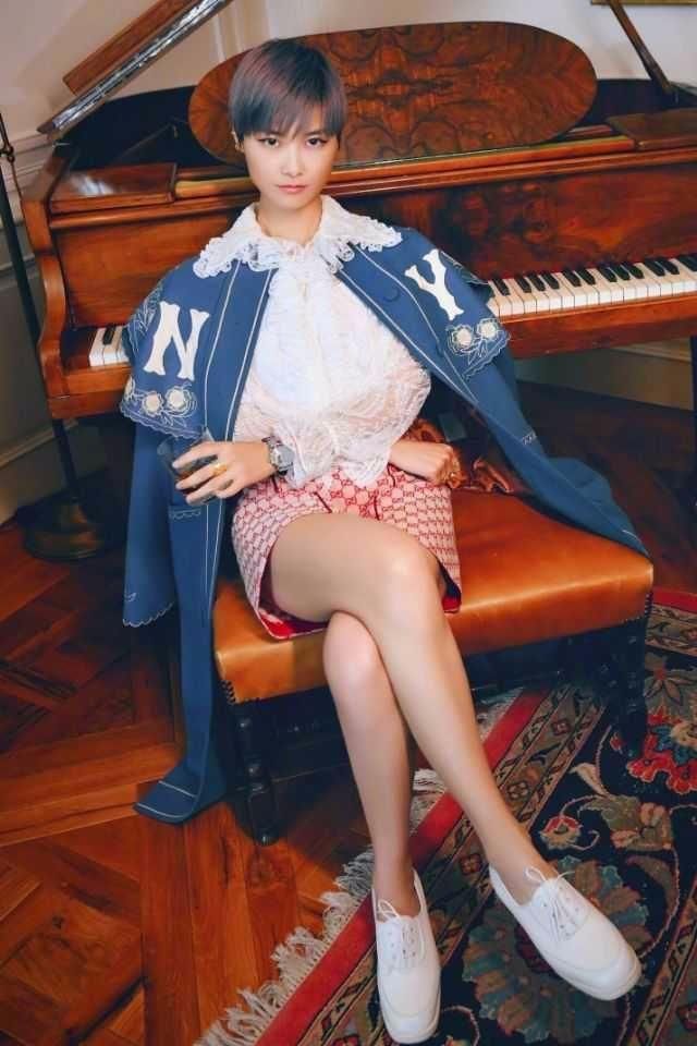 李宇春穿吊带裙秀优雅女人味，网友：再怎么妩媚也只能叫她春哥！