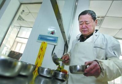 老厨师酒后讲解白醋祛斑法，早晚水里放点它，三天皮肤美白如雪