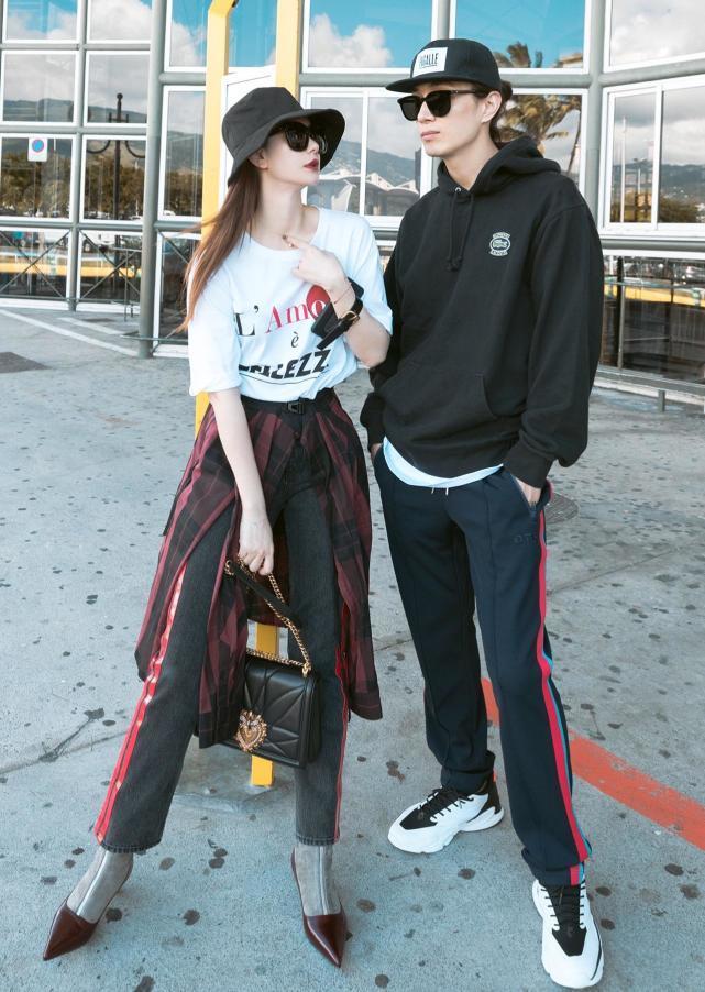 戚薇也太女人了，大花裙穿的不输迪丽热巴，“海藻头”更是绝了！