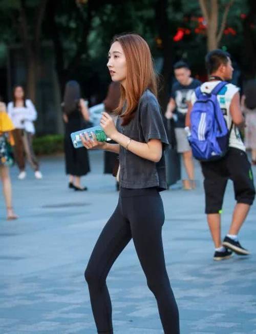 纤瘦的妹子穿起打底裤，根本没有倒三角区的尴尬