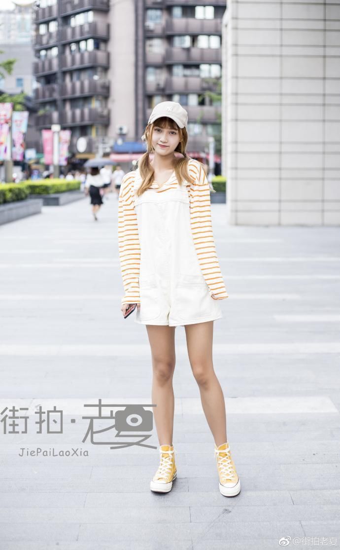 街拍:甜美可爱的小姐姐，回身举步恰似柳摇花开润初妍，美了美了