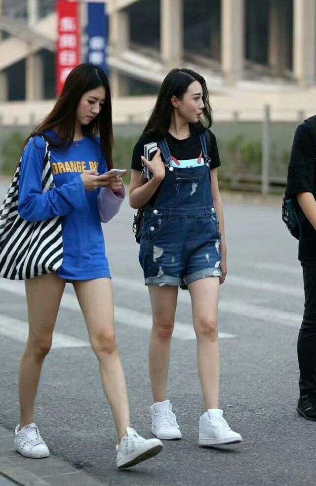 街拍:这位美女身材非常高挑，加上现在黑色的高跟凉鞋