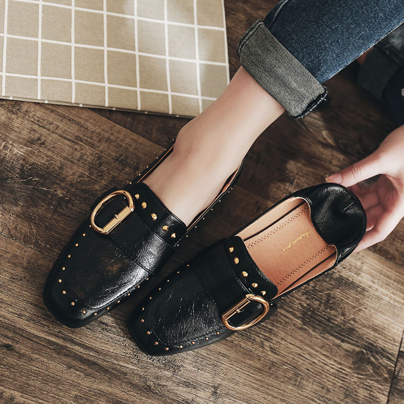 越来越多女人不穿凉鞋，穿新上女鞋，展现年轻活力