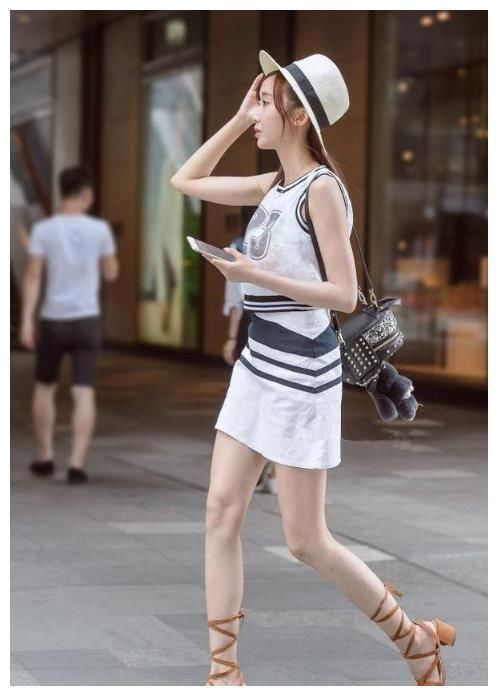 街拍：图五美女穿短裤，白皙水嫩的长腿，我给满分！