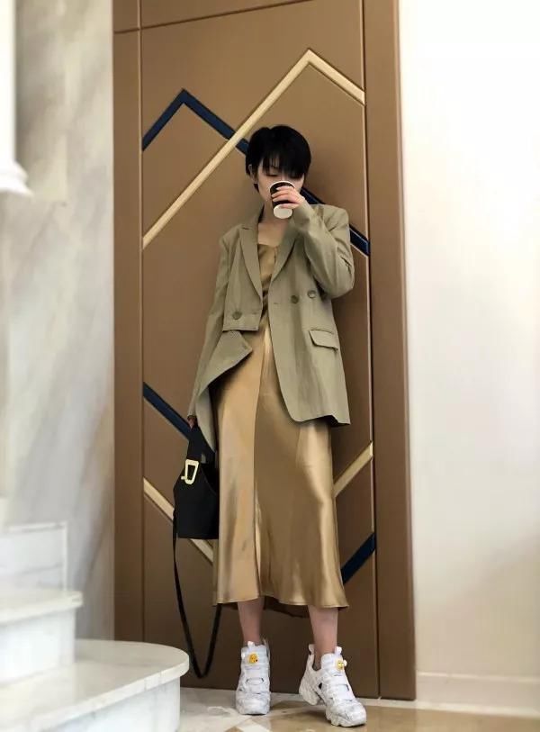 很能打的周慧敏又穿仙女裙，不会老的袁泉用皮衣高级大家一脸！