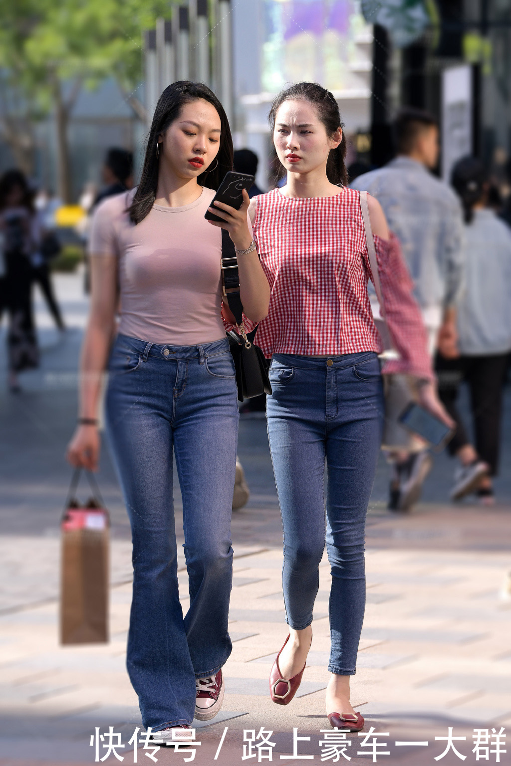  「风采」出门逛街少不了闺蜜陪伴，个性的穿搭让你展现出专属风采