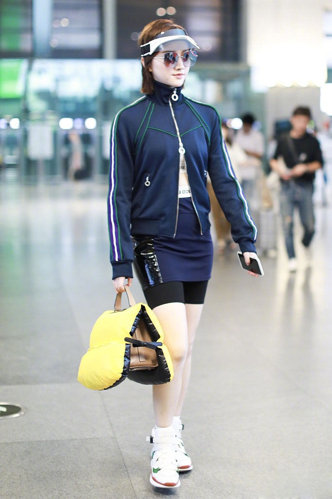 欣赏不来!景甜运动短裙配打底短裤，网友:有点一言难尽