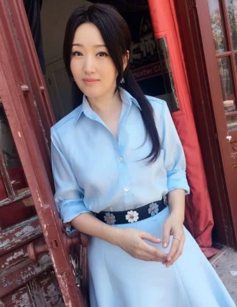 杨钰莹演唱会穿丝袜上台,深度开叉直达三角区