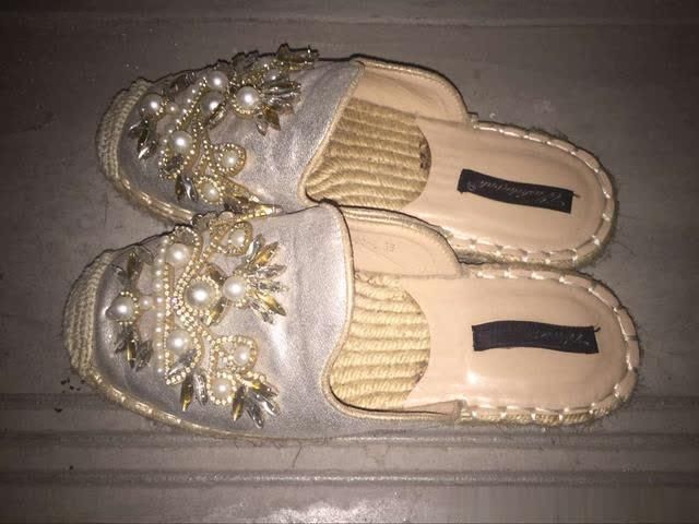 如果你经常出脚汗建议不要穿高跟鞋，应该搭配凉鞋或者高跟凉鞋!