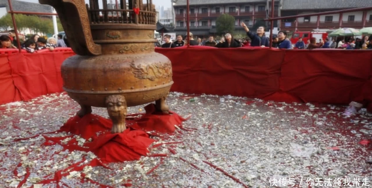 我国一处寺庙门票收入百万,每到大年初五,工作人员用麻袋装钱!