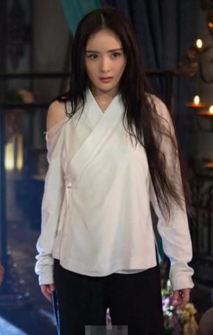 杨幂的这件衣服火了，但大家的注意力都在阮经天身上！