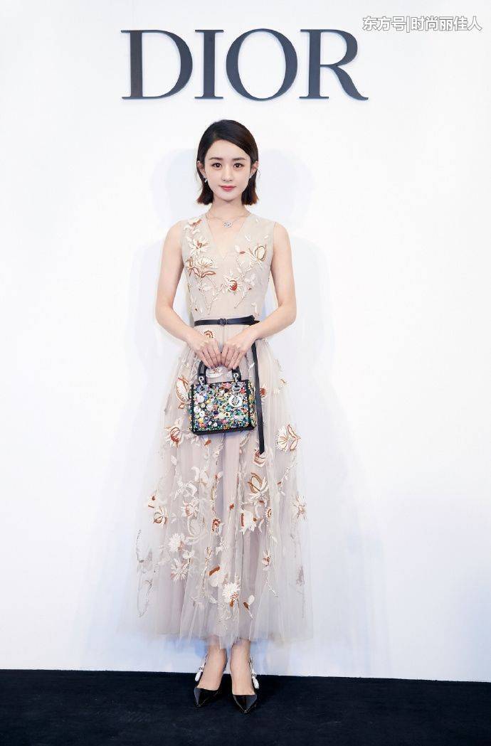 baby跟赵丽颖同穿一条裙子，没想到气质还是输给了赵丽颖