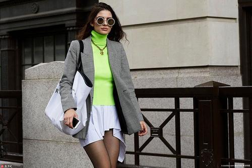 难穿系数十级的荧光色当内搭穿就很时髦了