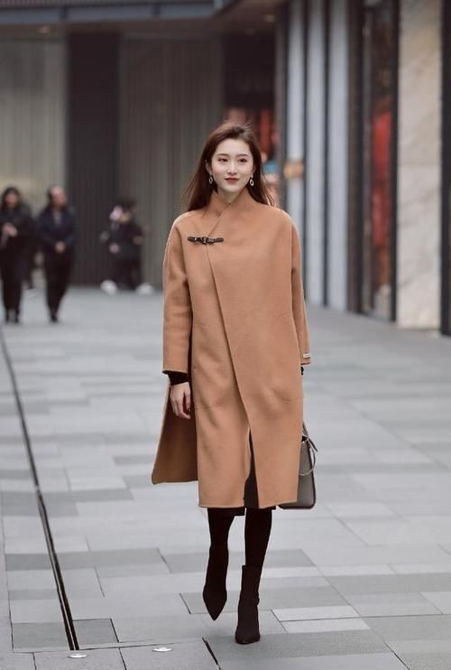  『女人味』路人街拍，小姐姐内搭粉色的淑女范连衣裙，是不是很有女人味