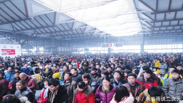  #返乡#农民工骑摩托受冻返乡，专家不懂：车票那么便宜，咋不坐