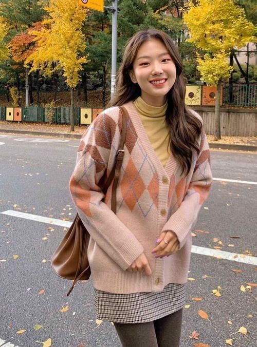  【女生】聪明的女生，早就开始用这几款外套配裙子了
