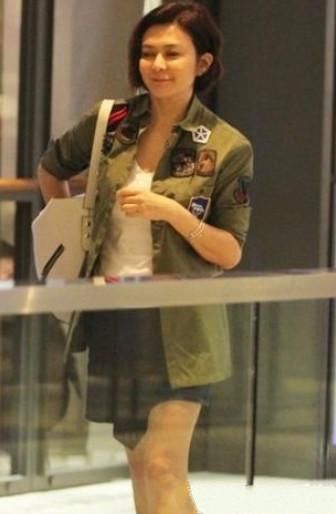 关之琳性感亮片裙现身,网友:没有55岁的样子!