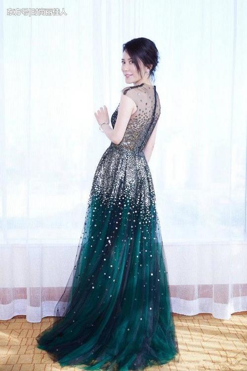47岁俞飞鸿穿亮片薄纱裙优雅动人，大秀东方美，年龄成了个摆设