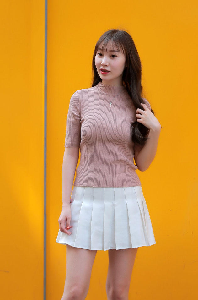 小姐姐终于穿上了心仪已久的百褶裙，优雅迷人的好身材让人羡慕