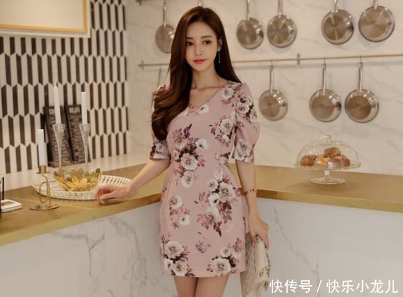 #自由#街拍:洒脱自由的紧身裙美女,穿出时尚朝气