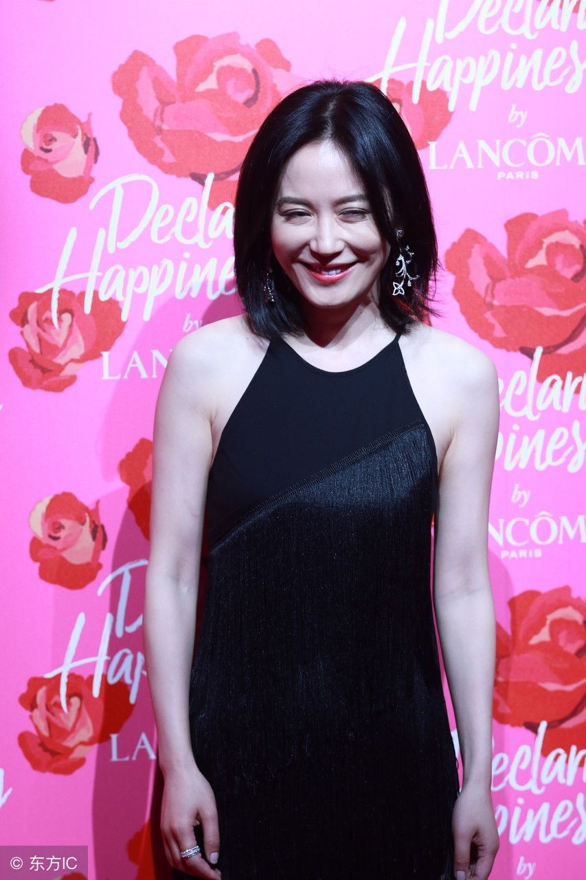 俞飞鸿真会穿，一袭黑裙魅力不减，网友:有气质的人怎么穿都美