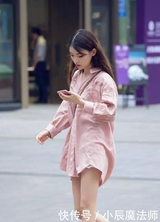 『金光闪闪』路人街拍,靓女穿着金光闪闪的紧身连衣裙,简直太美了