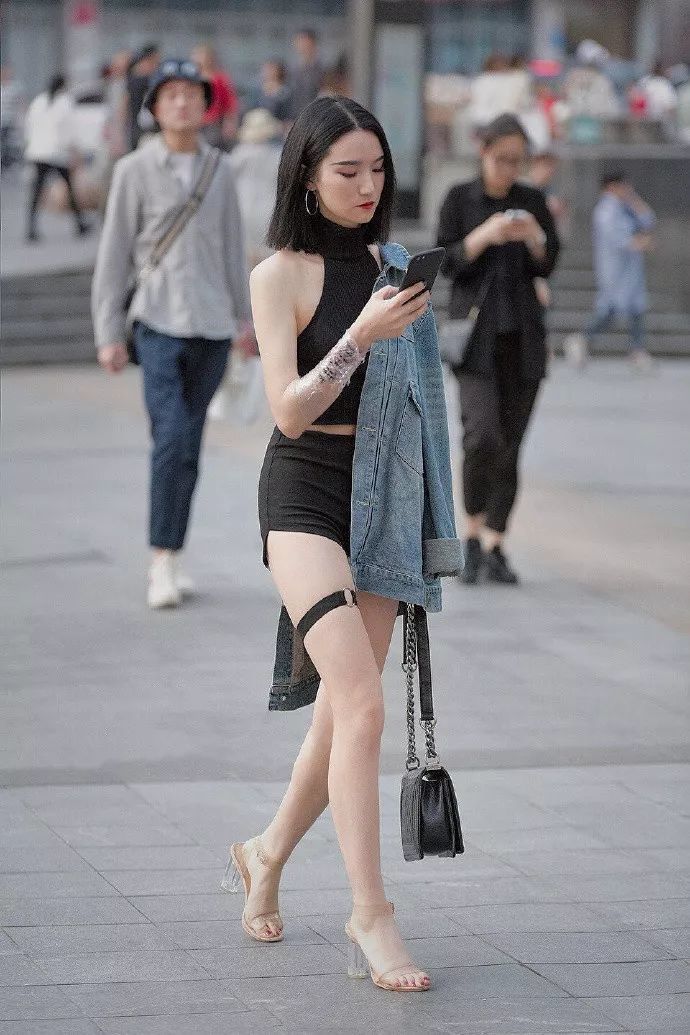 清爽|街拍:小姐姐简约身搭配,给人一种很清爽的感觉,纤细美腿让人羡慕