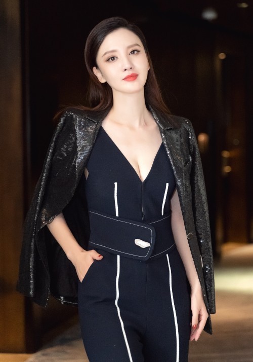 张萌嫌腿不够长?穿高跟鞋都不满足,还直接用裤子把脚给遮住了!